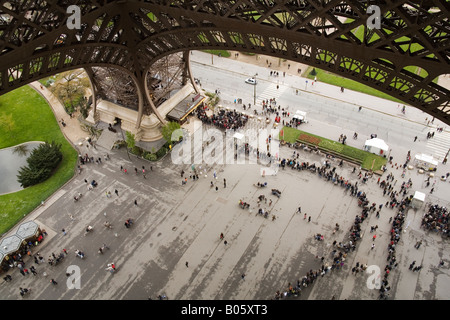 Vista dal primo piano della Torre Eiffel , che mostra la coda di persone in attesa di invio. Parigi, Francia. Foto Stock