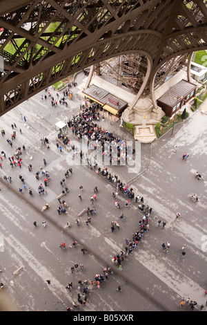 Vista dal primo piano della Torre Eiffel , che mostra la coda di persone in attesa di invio. Parigi, Francia. Foto Stock