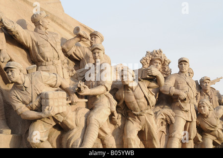 Un monumento che mostra rivoluzionario comunista eroi nella parte anteriore di Mao Mausoleo sulla Piazza Tiananmen, Pechino, Cina. Foto Stock