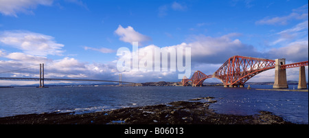 Il Forth Rail e ponti stradali visto da South Queensferry, Edimburgo, Scozia, Regno Unito. Foto Stock