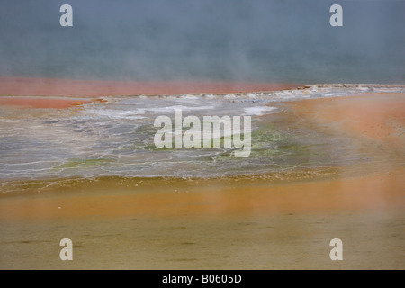 Piscina termale la cui pastal colori sono causati da minerali naturali la formazione di bolle sulla superficie e reagire con l'atmosfera. Foto Stock