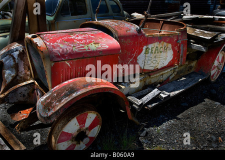 Vintage classic car ruggine in un motore smontaggio park Foto Stock