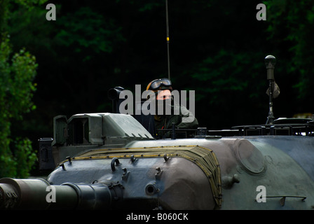 Il comandante del serbatoio di un Leopard 1A5 MBT dell'esercito belga. Foto Stock