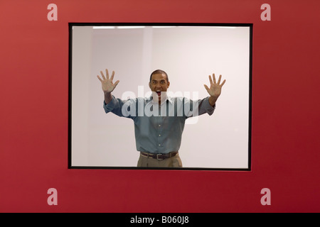 Imprenditore urlando dietro la finestra di ufficio Foto Stock