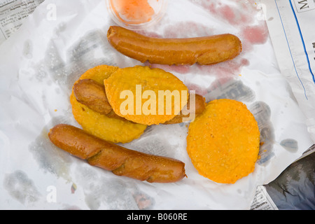 Close up di cotto salsicce e polpette fritte in Tauranga, Baia di Planty, Isola del nord, Nuova Zelanda Foto Stock