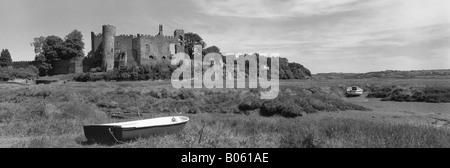 Questo è il castello di Llaugharne, situato molto vicino a Dylan Thomas's Boathouse, che è proprio dietro l'angolo dell'estuario Foto Stock