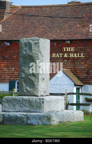 La Bat e la sfera Inn e il monumento di pietra, Broadhalfpenny giù, Hambledon, Hampshire, Inghilterra, Regno Unito Foto Stock