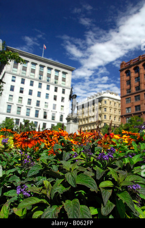 Canada Quebec, Montreal. Place d'Armes, statua di Paul de Chomeday, Sieur de Maisonneuve il fondatore di Montreal. Foto Stock