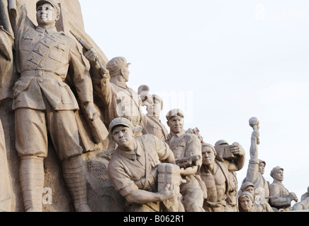 Un monumento che mostra rivoluzionario comunista eroi nella parte anteriore di Mao Mausoleo sulla Piazza Tiananmen, Pechino, Cina. Foto Stock