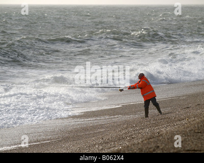 Pescatore solitario su Chesil Beach Foto Stock