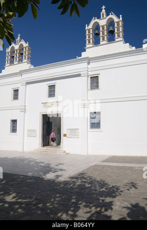 Imbiancato la facciata della chiesa di Nostra Signora di un centinaio di porte in Parikia sull isola di Paros Grecia Foto Stock