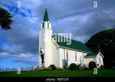 Chiesa cattolica romana di bianco di legno verniciato con colore verde tetto stagno, Te Puna, vicino Tauranga, western Baia di Planty, Isola del nord, Nuova Zelanda Foto Stock
