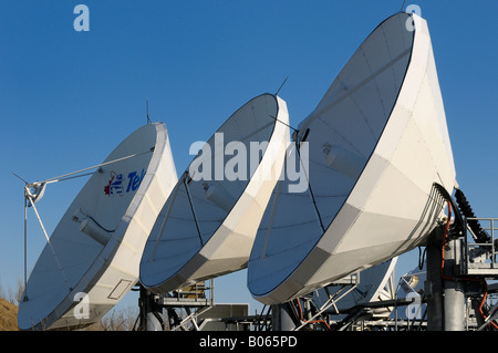 Tre grandi comunicazione satellitare ricevitori piatto contro un cielo chiaro Toronto Foto Stock