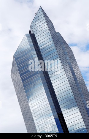 Edificio aziendale con pareti di vetro che riflette le nuvole Foto Stock