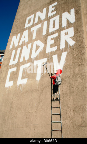 Una nazione sotto sorveglianza TVCC DA BANKSY, IN MOTIVI DI ROYAL MAIL OFFICE, NEWMAN STREET, Londra Foto Stock