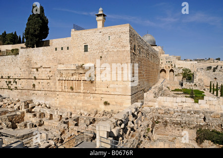 Le rovine della fortificazione di Fatimid a Gerusalemme il parco archeologico sotto El Aksa moschea lungo la parete meridionale del Haram al S Foto Stock