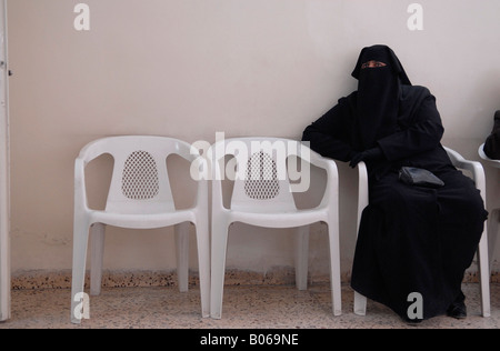 Donna musulmana velata indossando full nero Niqab indumento Giordania Foto Stock