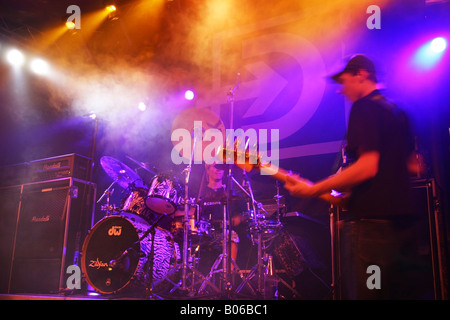 Il batterista ed il bassista sul palco Foto Stock