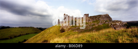 Si tratta di una fotografia panoramica di Carreg Cennen Castle vicino a Llandeilo. Si tratta di una immagine a pieno colore preso dalla cima della collina Foto Stock