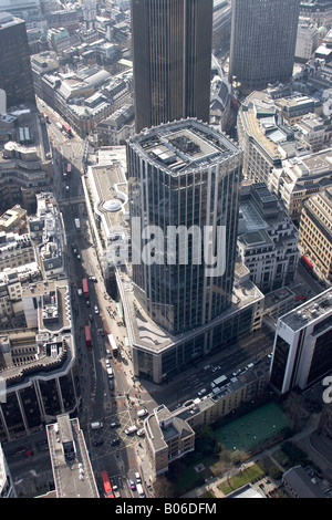 Vista aerea a sud-ovest di 99 Bishopsgate uffici urbano City of London EC2 CE3 England Regno Unito alto livello obliqua Foto Stock