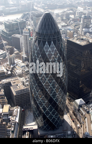 Viewsouth aeree ad ovest di 30 St Mary Axe il Gherkin Lloyds building City of London EC2 CE3 England Regno Unito alto livello obliqua Foto Stock