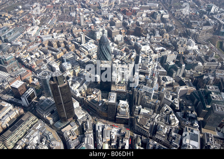 Vista aerea a est di 30 St Mary Axe il Gherkin National Westminster Tower 99 Bishopsgate Lloyds edificio uffici urbano Londra Foto Stock