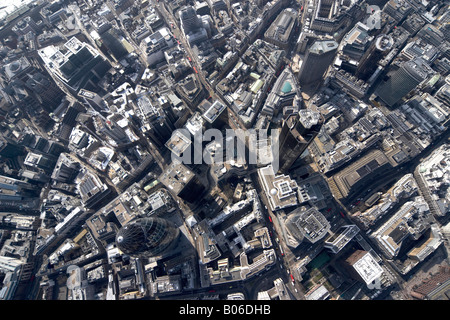 Vista aerea a sud-ovest di 30 St Mary Axe il Gherkin National Westminster Tower 99 Bishopsgate Lloyd s edificio uffici urbano Foto Stock