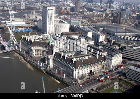 Vista aerea del nord est del Millennium Wheel l'occhio alla Stazione Ferroviaria Internazionale di Waterloo Saatchi Gallery London Aquarium Sud Ba Foto Stock