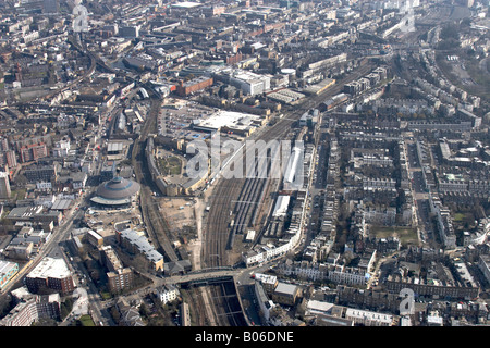 Vista aerea a est di Juniper Crescent urbano circostante ospita overground linea ferroviaria Camden London NW1 England Regno Unito alto livello ob Foto Stock