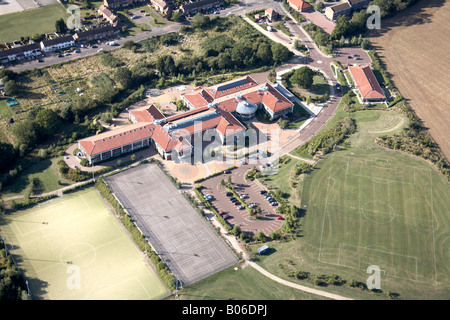 Vista aerea a nord ovest di Debden Park School e campi sportivi Willingale Road London IG10 Inghilterra REGNO UNITO Foto Stock
