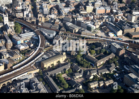 Vista aerea del sud est della linea ferroviaria suburbana di giunzione ospita la Southwark Cathedral il Borough London SE1 REGNO UNITO Foto Stock