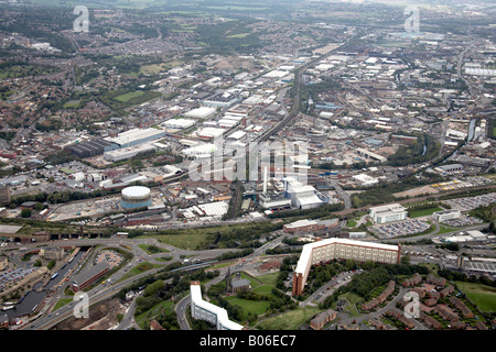 Vista aerea del nord est di Sheffield Parkway A57 su strada e A61 Bacino del canale restaurato molo asciutto aree industriali Sheffield S4 sud Foto Stock