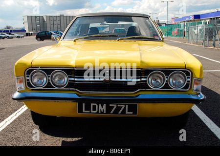 Di colore giallo brillante Ford Cortina Mk3 2000cc GT parcheggiata Foto Stock