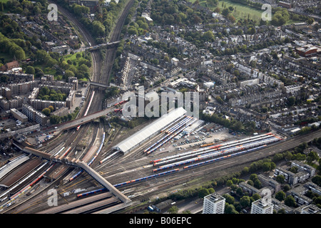 Vista aerea a sud-ovest di Clapham Junction linee ferroviarie suburbane torre ospita blocchi aumento di Battersea London SW11, SW18 Inghilterra REGNO UNITO Foto Stock