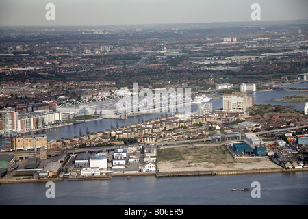 Vista aerea del nord est di Tate Lyle fabbrica di sciroppo ad ovest di DLR Silvertown Royal Victoria Dock Canning Town River Thames London SE10 Foto Stock