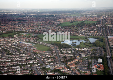 Vista aerea del nord est di Mayesbrook Park e gite in barca sul lago del Parco Parsloes case suburbane Barking e Dagenham London IG3 RM9 REGNO UNITO Foto Stock