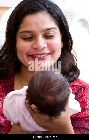 Un giovane east indian madre gioca con il suo bambino Foto Stock