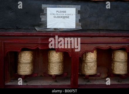 Ruote della preghiera presso il Gompa Thiksey Foto Stock