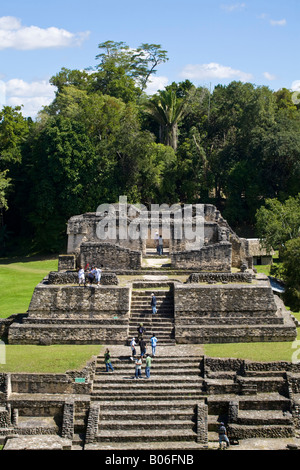 Belize, Caracol rovine, Plaza un, struttura A6 - il tempio dell'architrave in legno, uno degli edifici più antichi di Caracol Foto Stock