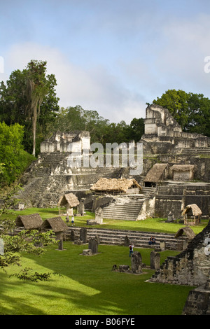 Guatemala, El Petén, Tikal, Gran Plaza, Acropoli centrale Foto Stock