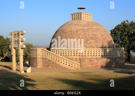 Piccolo stupa e Torana, sito Patrimonio Mondiale dell'UNESCO, Sanchi, Madhya Pradesh, India Foto Stock