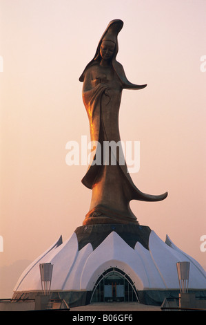 Cina, Macao, Dea della Misericordia statua all'alba Foto Stock