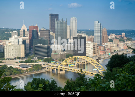 Stati Uniti d'America, Pennsylvania, Pittsburgh, Downtown/Triangolo Dorato attraverso il Fiume Monongahela Foto Stock