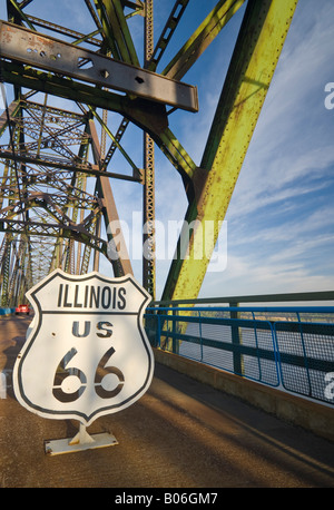 Stati Uniti d'America, Illinois-Missouri, nr St Louis, Route 66, Catena di rocce ponte attraverso il fiume Mississippi Foto Stock