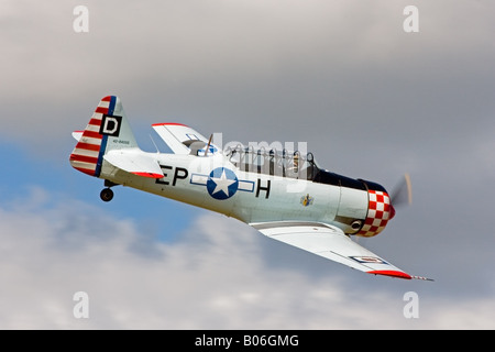 North American A-6D Harvard 111 (texano) 42-84566 EP-H D G-ELMH in volo @ Breighton Airfield Foto Stock