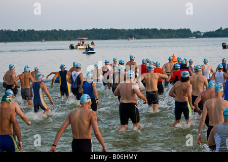 Triathlon maschio nuotatori a partire Swim porzione di gara presso il Disney Ironman in Orlando Florida Foto Stock