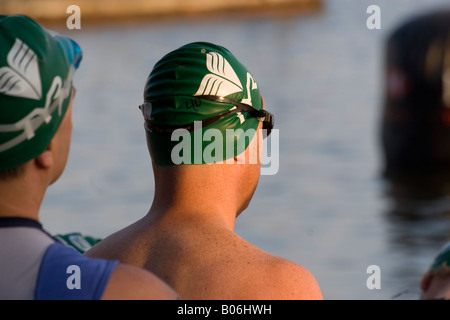 Triathlon maschio nuotatore preparando per la nuotata inizio al Disney 70,3 Miglio Ironman in Orlando Florida USA U S Fl Foto Stock