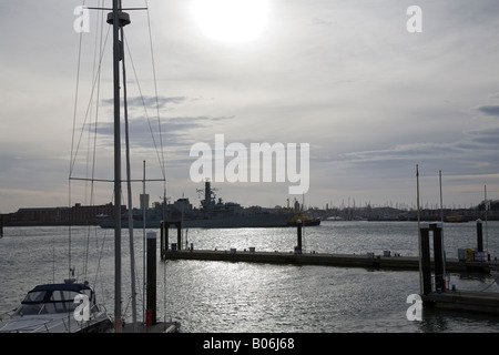 HMS Lancaster F229 un tipo 23 o il duca di classe fregata, essendo scortato in Portsmouth Porto da un rimorchiatore a traino, Hampshire, Inghilterra. Foto Stock