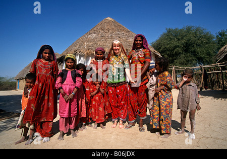 India Rann di Kutch Gujerat area Banni Raisi Putra popolo mussulmano e biondo occidentale nei loro abiti tradizionali Foto Stock