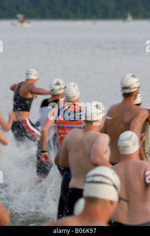 Triathlon maschio nuotatori presso il Disney 70,3 Miglio Ironman in Orlando Florida USA U S Fl Foto Stock